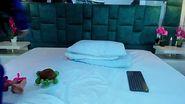 valtira nova online show from 11-19-25, 07:14