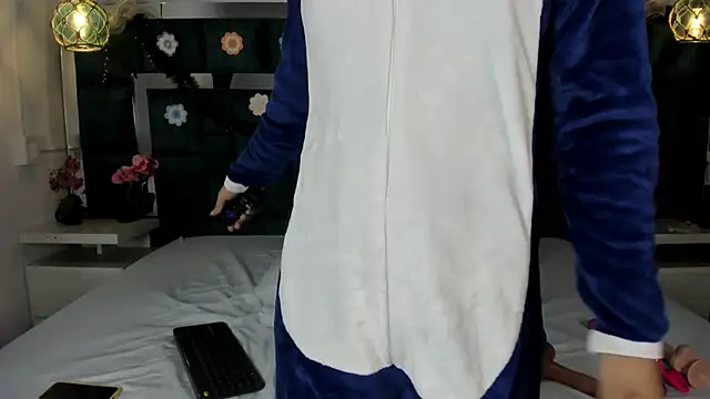 valtira nova online show from 12-15-25, 06:47