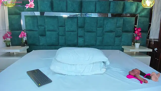 valtira nova online show from 10-19-25, 07:27