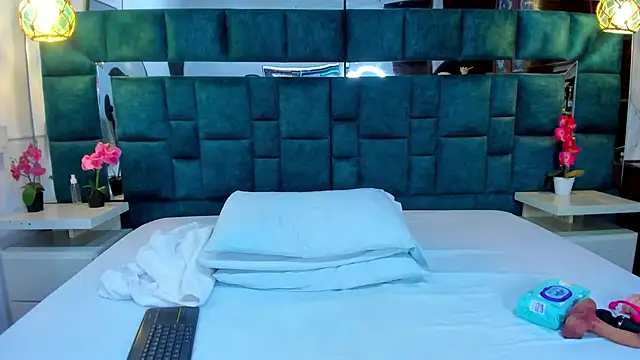 valtira nova online show from 11-22-25, 07:46