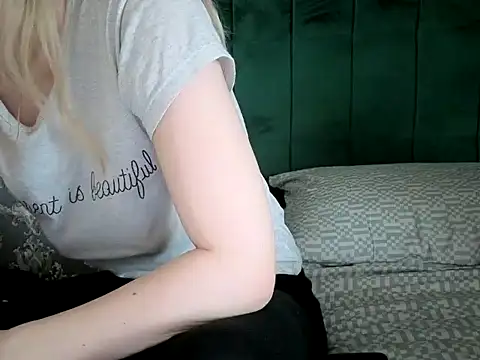 nicole77745 online show from 04-02-26, 10:33