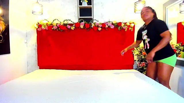 Snapshot of SilvannaFit chatting on 03-27-26, 11:55 SilvannaFit online show from 03-27-26, 11:55