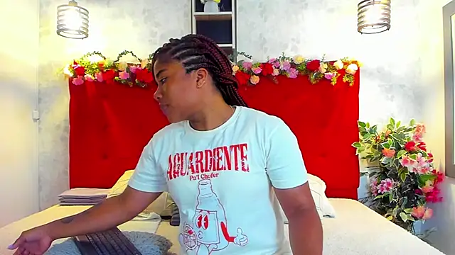 Snapshot of SilvannaFit chatting on 03-24-26, 11:43 SilvannaFit online show from 03-24-26, 11:43