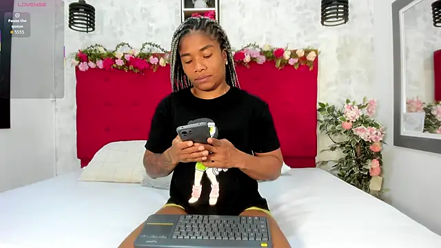 Snapshot of SilvannaFit chatting on 09-19-25, 11:36 SilvannaFit online show from 09-19-25, 11:36