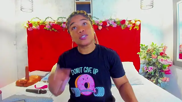 Snapshot of SilvannaFit chatting on 03-05-26, 11:51 SilvannaFit online show from 03-05-26, 11:51