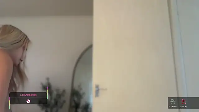 Snapshot of blairbella chatting on 10-14-25, 07:31 blairbella online show from 10-14-25, 07:31