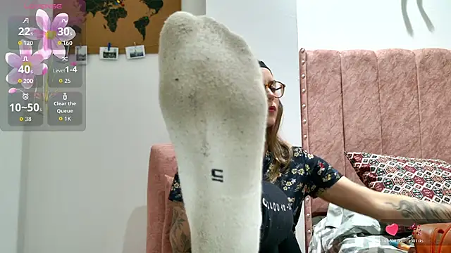 Snapshot of Emmy_petit chatting on 02-01-26, 02:21 Emmy petit online show from 02-01-26, 02:21