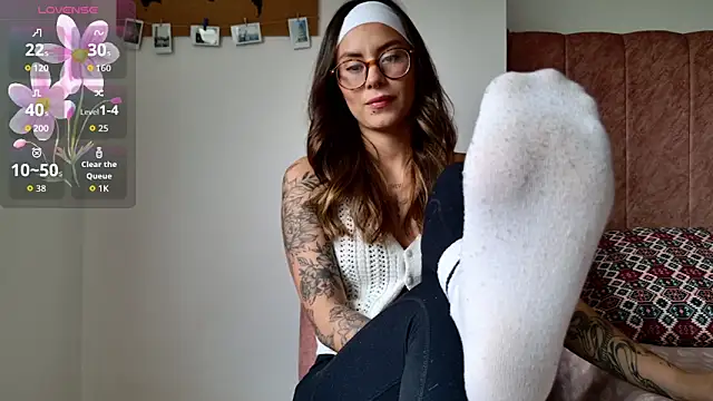 Snapshot of Emmy_petit chatting on 02-07-26, 06:05 Emmy petit online show from 02-07-26, 06:05