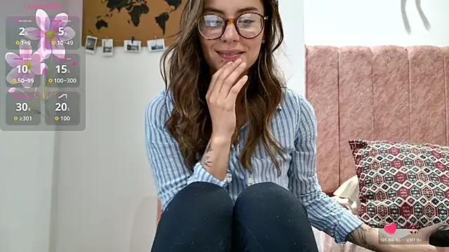 Snapshot of Emmy_petit chatting on 02-08-26, 11:02 Emmy petit online show from 02-08-26, 11:02