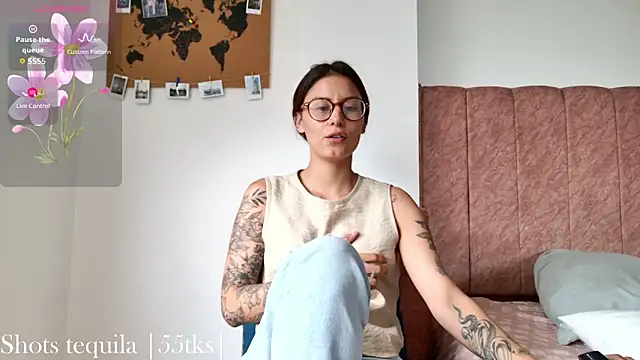 Snapshot of Emmy_petit chatting on 02-28-26, 07:02 Emmy petit online show from 02-28-26, 07:02