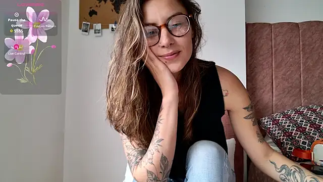 Snapshot of Emmy_petit chatting on 02-06-26, 05:09 Emmy petit online show from 02-06-26, 05:09