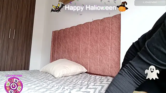 Snapshot of Emmy_petit chatting on 10-28-25, 03:11 Emmy petit online show from 10-28-25, 03:11