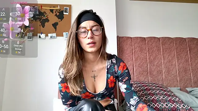 Snapshot of Emmy_petit chatting on 02-05-26, 05:42 Emmy petit online show from 02-05-26, 05:42