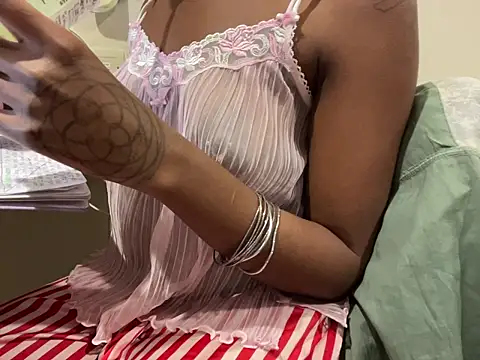 iveedie017 online show from 11-06-25, 11:53