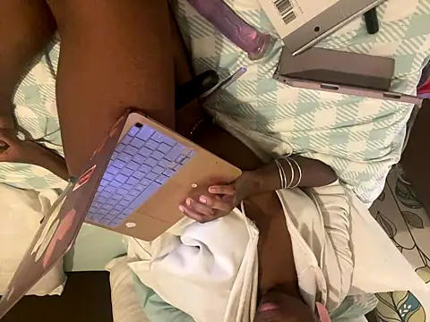 iveedie017 online show from 12-05-24, 08:49