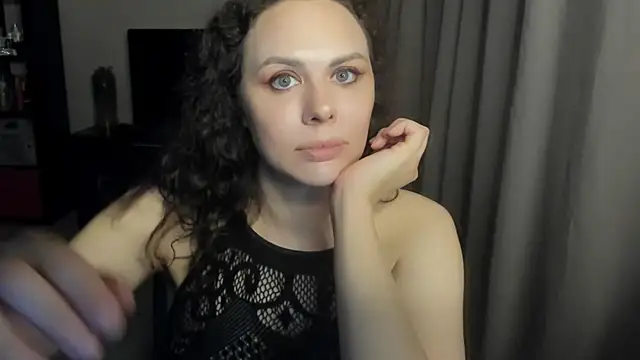 Snapshot of MollyCheiz chatting on 06-11-26, 08:28 MollyCheiz online show from 06-11-26, 08:28