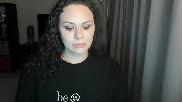 Snapshot of MollyCheiz chatting on 06-17-26, 09:47 MollyCheiz online show from 06-17-26, 09:47
