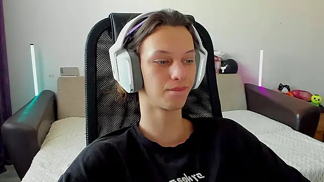 Snapshot of Ostin_meow chatting on 02-20-26, 05:15 Ostin meow online show from 02-20-26, 05:15