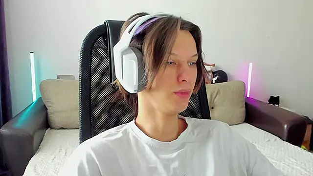 Snapshot of Ostin_meow chatting on 02-13-26, 05:18 Ostin meow online show from 02-13-26, 05:18