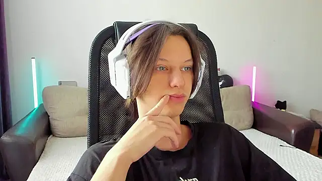 Snapshot of Ostin_meow chatting on 02-12-26, 04:34 Ostin meow online show from 02-12-26, 04:34