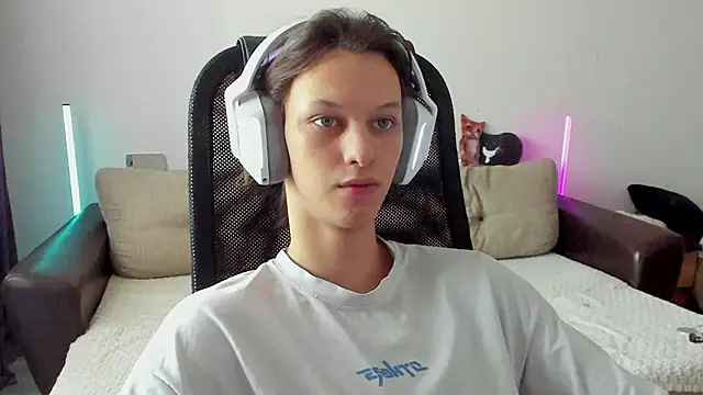 Snapshot of Ostin_meow chatting on 02-04-26, 07:36 Ostin meow online show from 02-04-26, 07:36