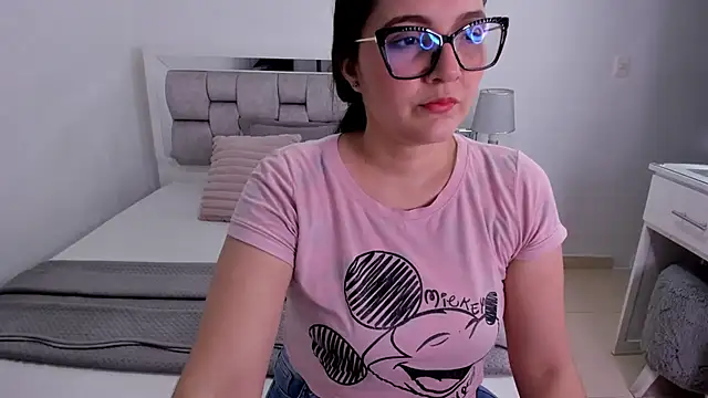 Snapshot of Camilaa_bueno chatting on 06-27-26, 01:33 Camilaa bueno online show from 06-27-26, 01:33