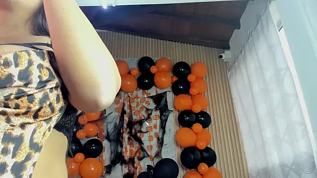 Any topless online show from 11-01-25, 11:04