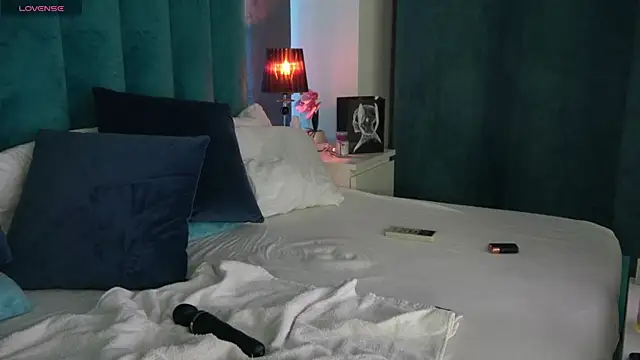 Snapshot of LauraMirage chatting on 02-12-25, 01:30 LauraMirage online show from 02-12-25, 01:30