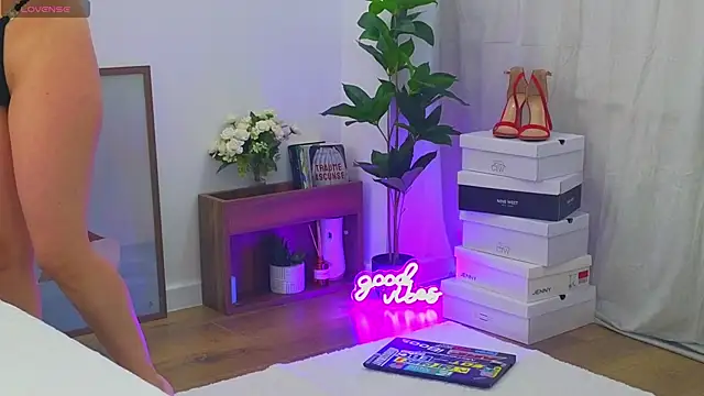 LauraMirage online show from 11-28-25, 06:57