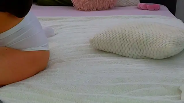 Snapshot of LauraMirage chatting on 10-10-25, 07:09 LauraMirage online show from 10-10-25, 07:09