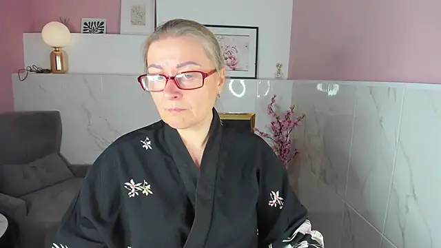 AlexandraKind online show from 10-18-25, 01:35