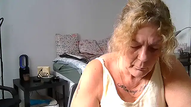 housewife shantie online show from 07-11-26, 10:48