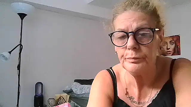 housewife shantie online show from 07-08-26, 01:34