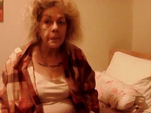 Snapshot of housewife_shantie chatting on 04-19-26, 02:56 housewife shantie online show from 04-19-26, 02:56