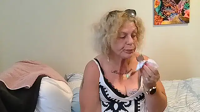 Snapshot of housewife_shantie chatting on 05-26-26, 02:04 housewife shantie online show from 05-26-26, 02:04