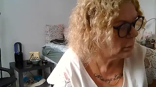 housewife shantie online show from 07-10-26, 09:20