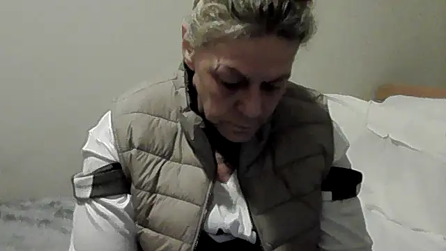 housewife shantie online show from 10-31-25, 10:45