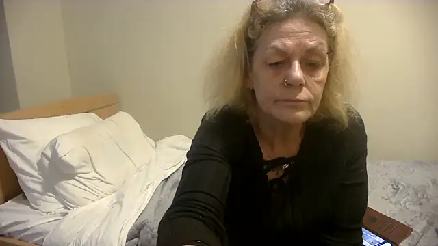 housewife shantie online show from 10-16-25, 08:00