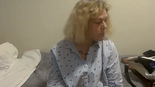 housewife shantie online show from 09-30-25, 10:10