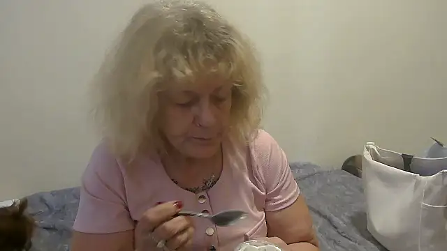 housewife shantie online show from 09-27-25, 12:55