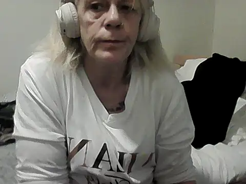 housewife shantie online show from 11-14-25, 02:21