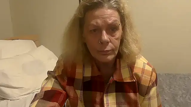 housewife shantie online show from 10-22-25, 06:40