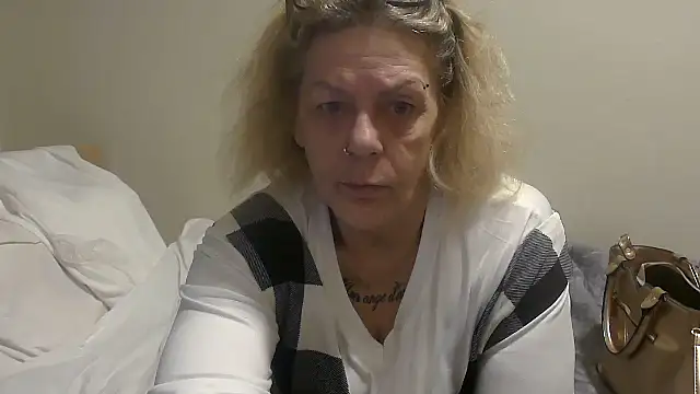 housewife shantie online show from 10-10-25, 06:47