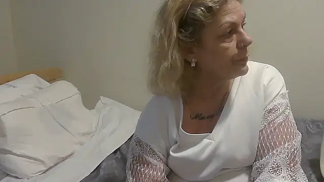 housewife shantie online show from 10-09-25, 08:37