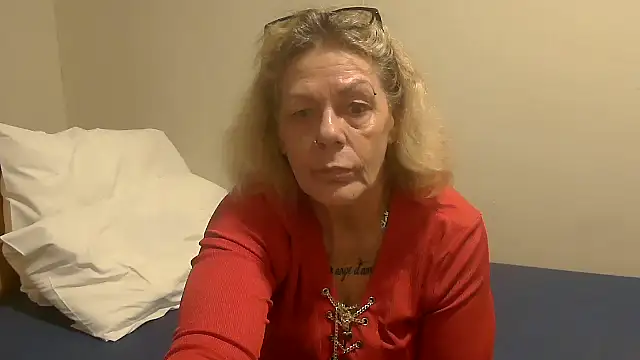 housewife shantie online show from 10-11-25, 03:46