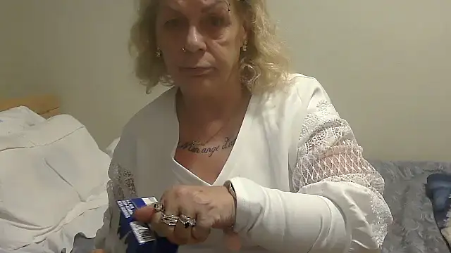 housewife shantie online show from 10-08-25, 04:51