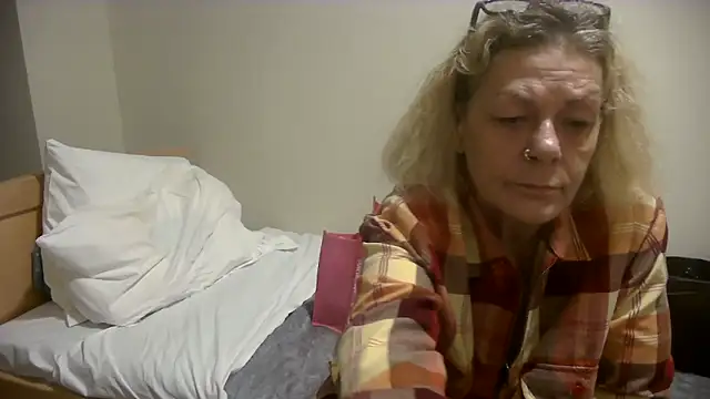 housewife shantie online show from 10-23-25, 08:57