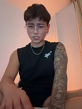 Snapshot of Chriss_gomez2 chatting on 01-11-26, 02:40 Chriss gomez2 online show from 01-11-26, 02:40