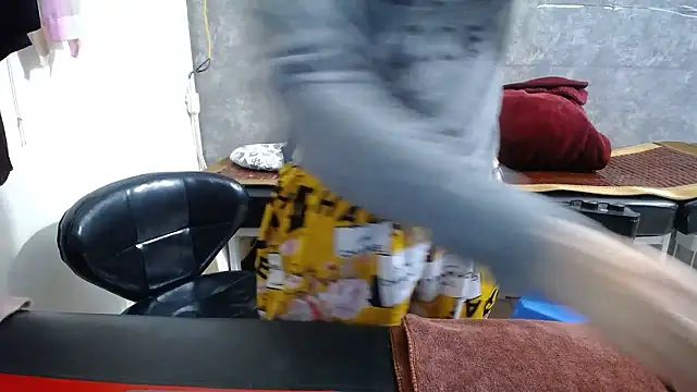 HotQueen online show from 01-12-26, 03:41