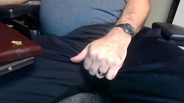 Snapshot of thickdaddy59 chatting on 12-23-24, 01:40 thickdaddy59 online show from 12-23-24, 01:40